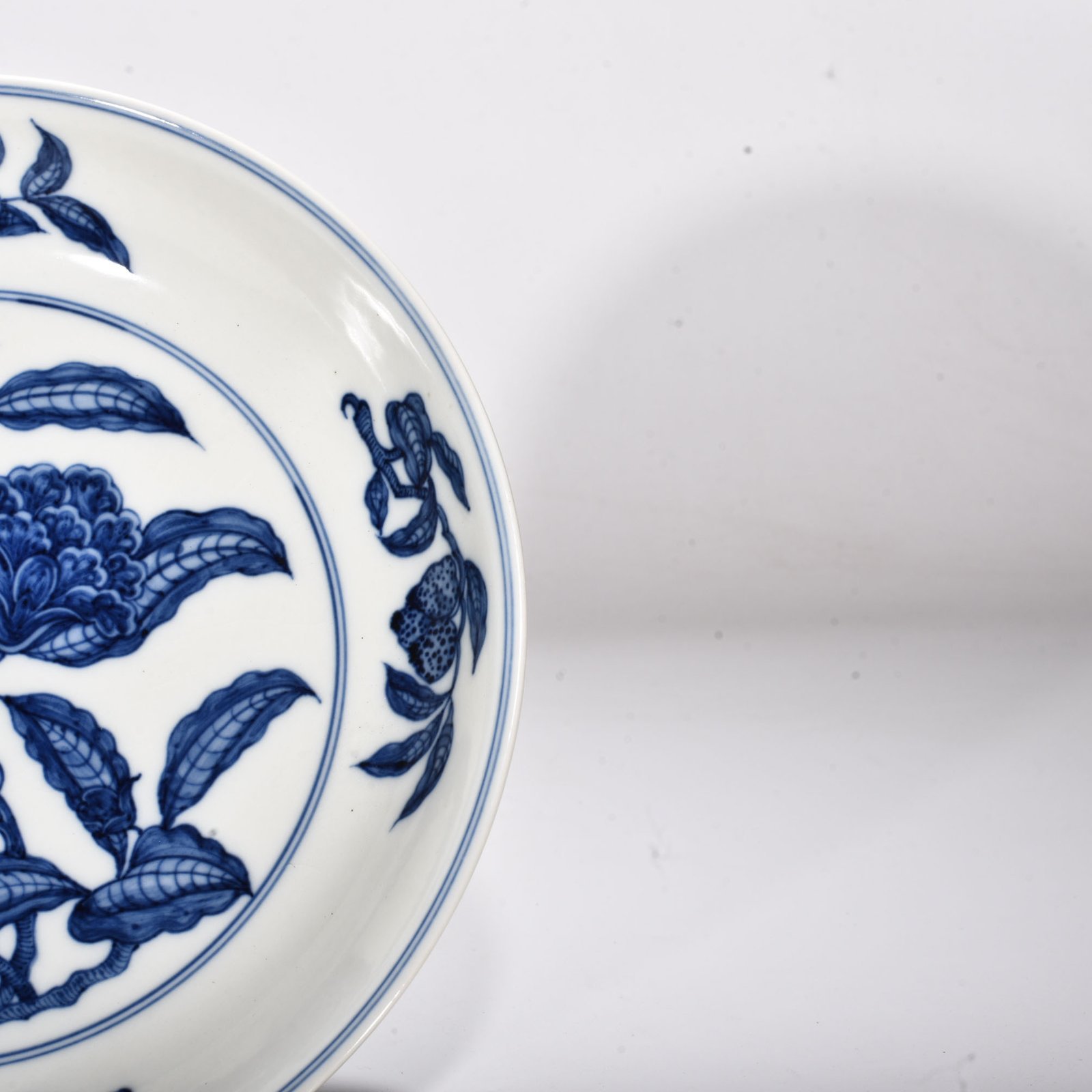 Qing Dynasty Yongzheng broken branch flower and fruit plate