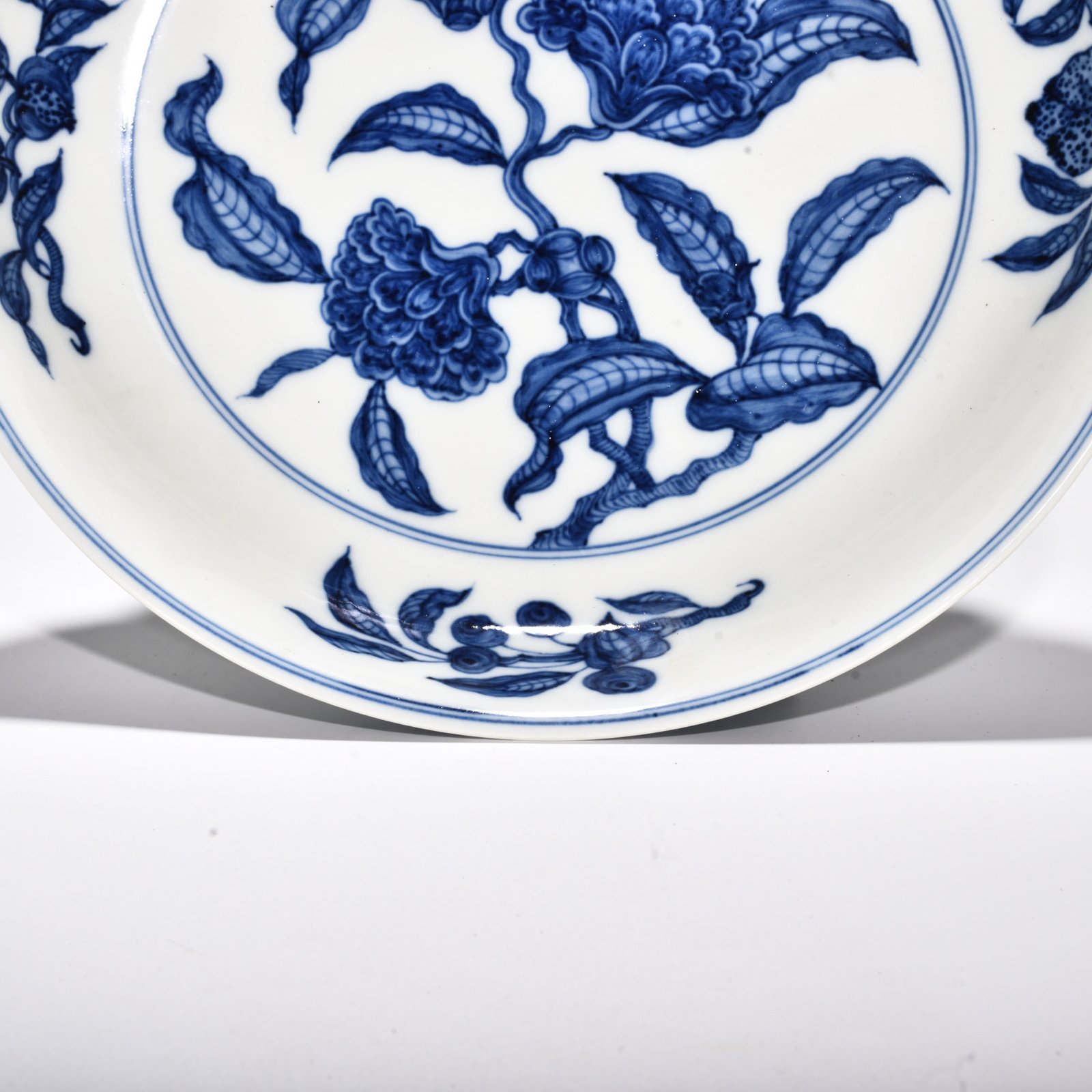 Qing Dynasty Yongzheng broken branch flower and fruit plate