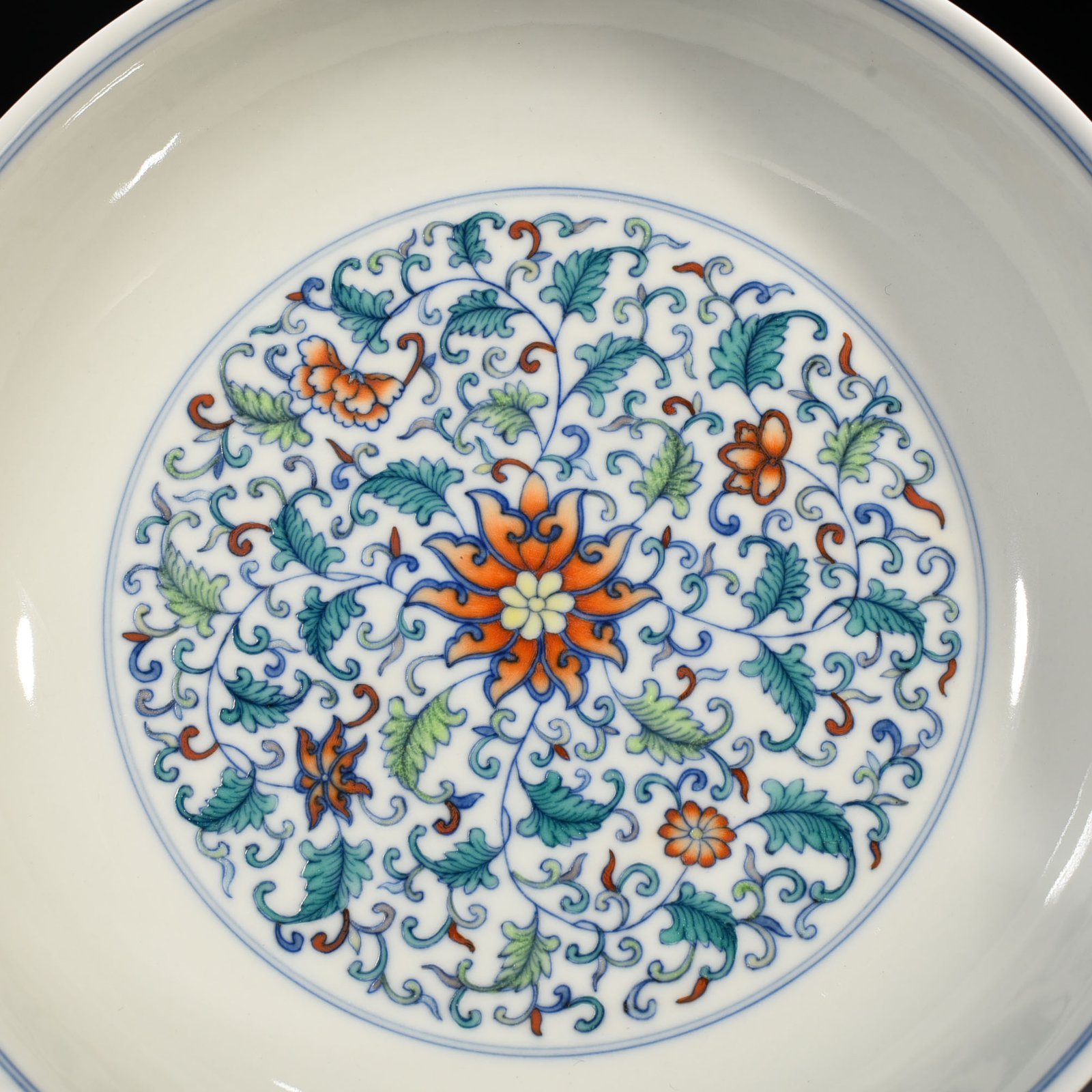 Qing Dynasty Yongzheng Doucai entwined flower plate