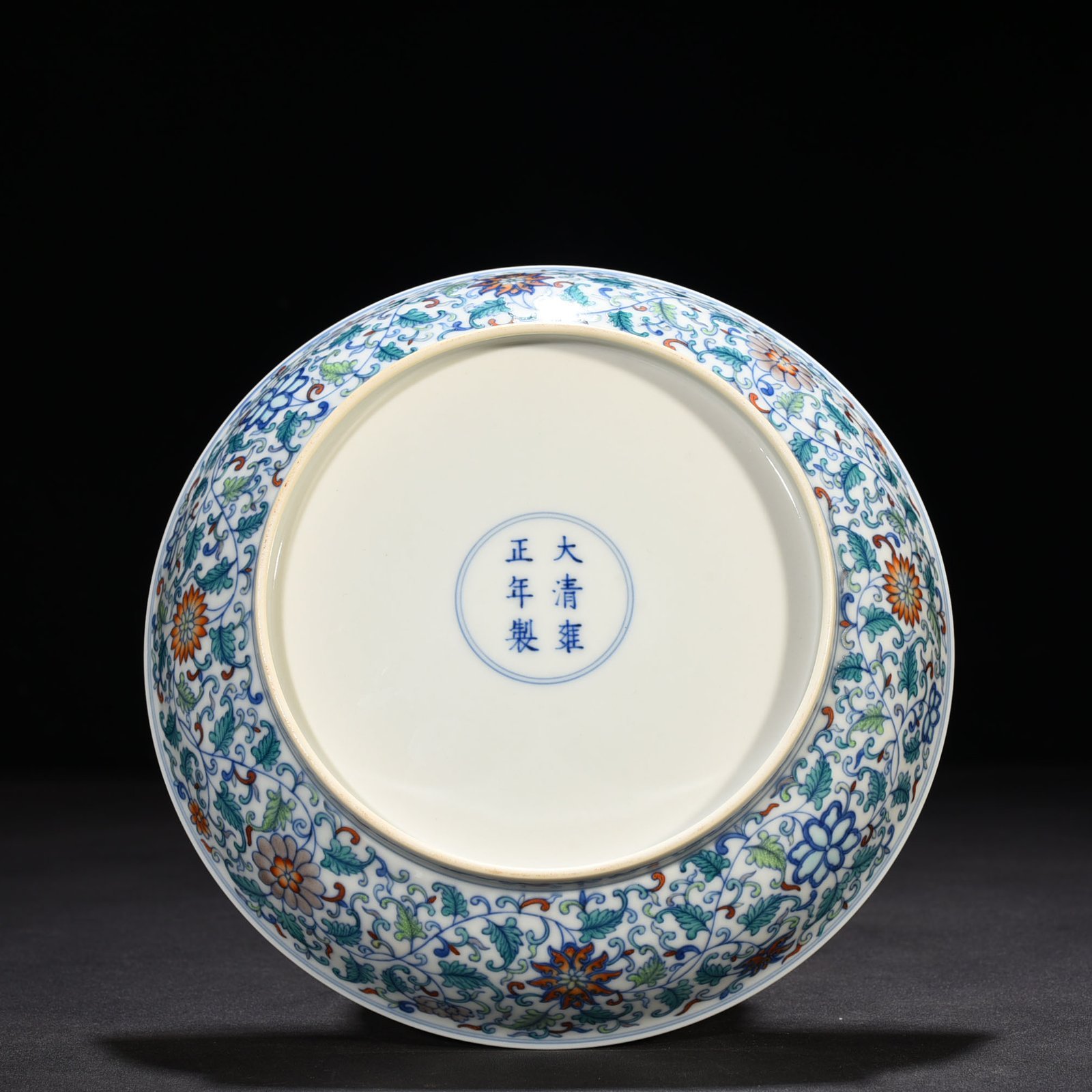 Qing Dynasty Yongzheng Doucai entwined flower plate