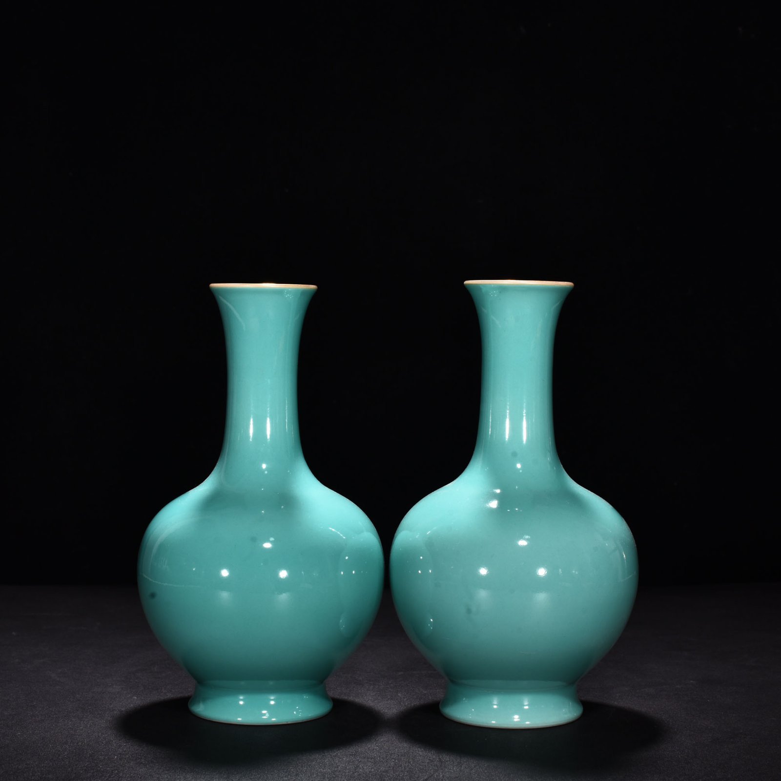 Qing Dynasty Yongzheng turquoise green gold vase