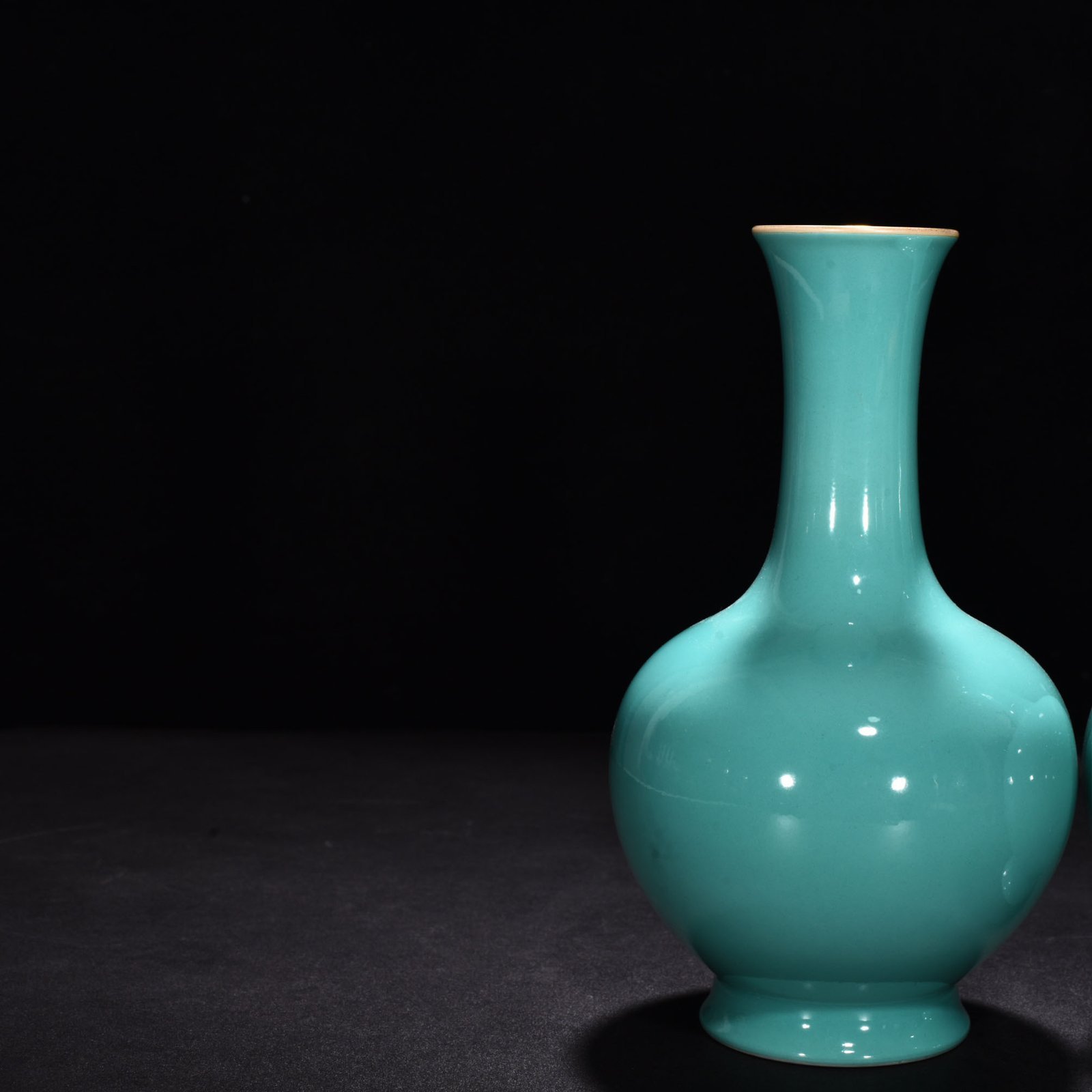 Qing Dynasty Yongzheng turquoise green gold vase