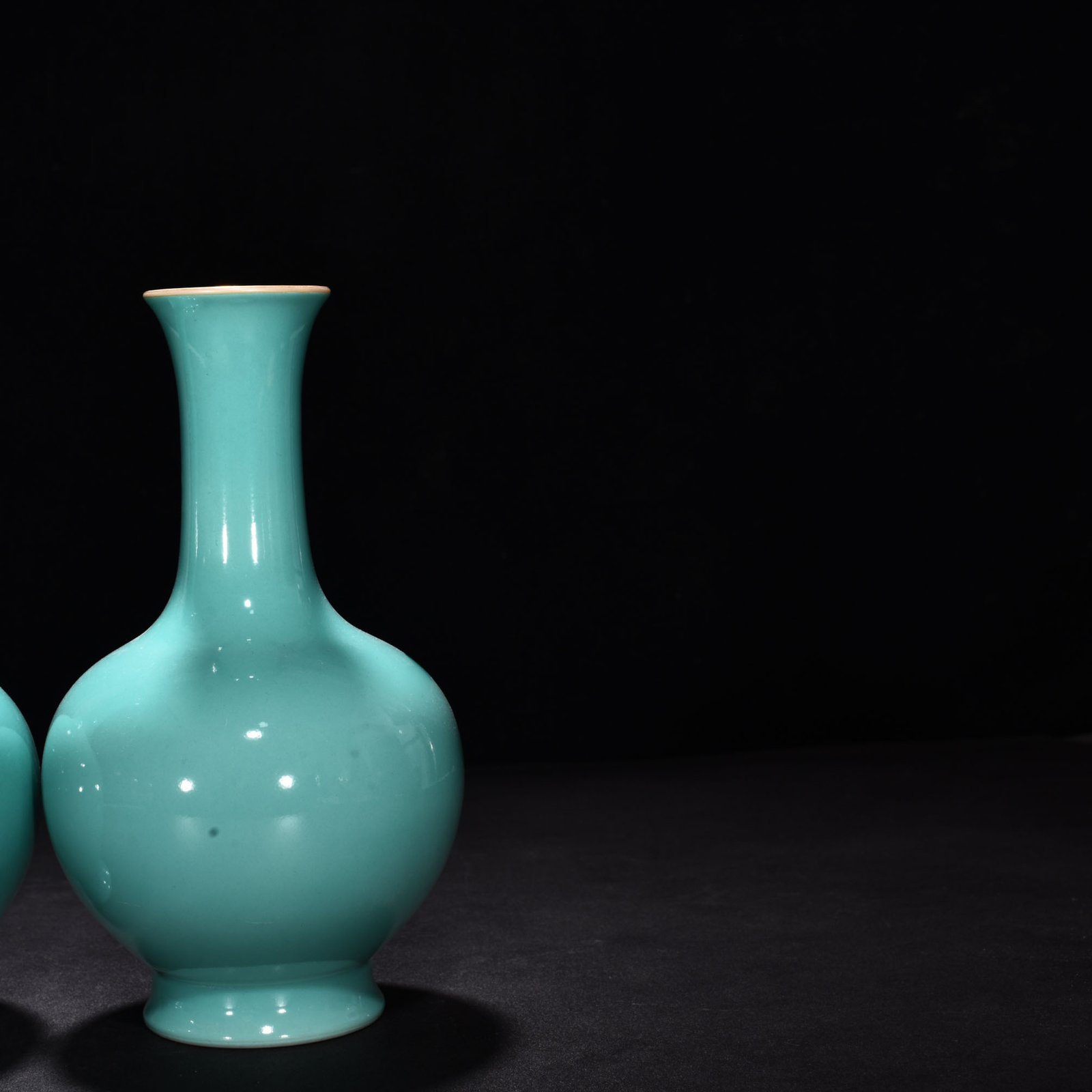 Qing Dynasty Yongzheng turquoise green gold vase