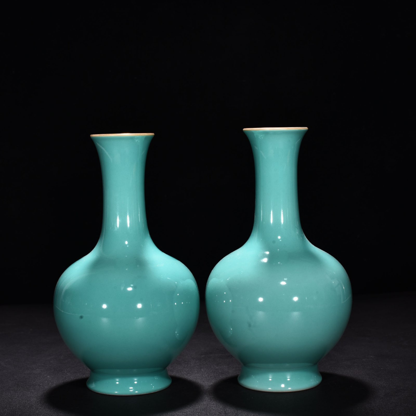 Qing Dynasty Yongzheng turquoise green gold vase