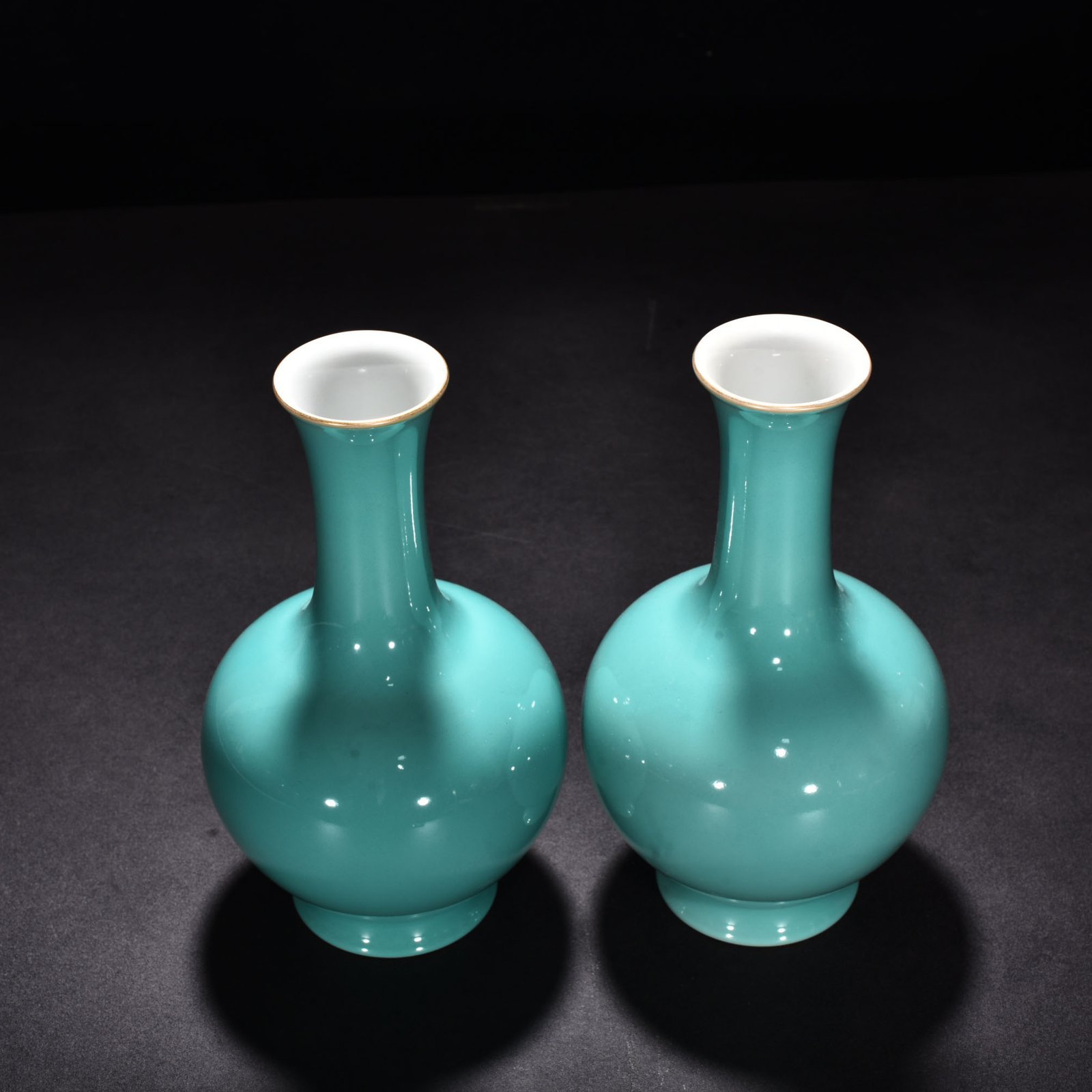 Qing Dynasty Yongzheng turquoise green gold vase