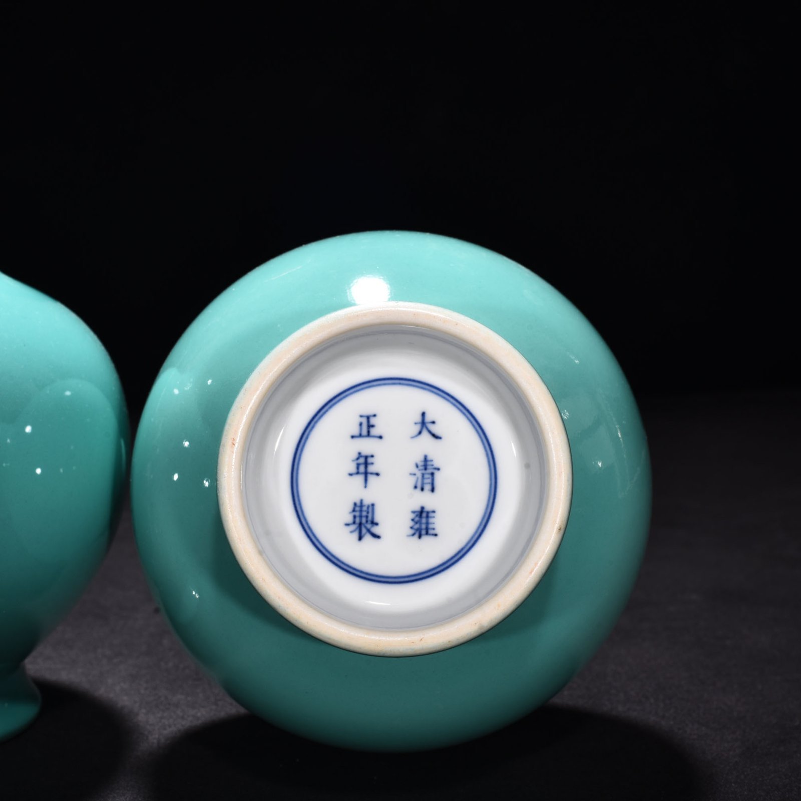 Qing Dynasty Yongzheng turquoise green gold vase
