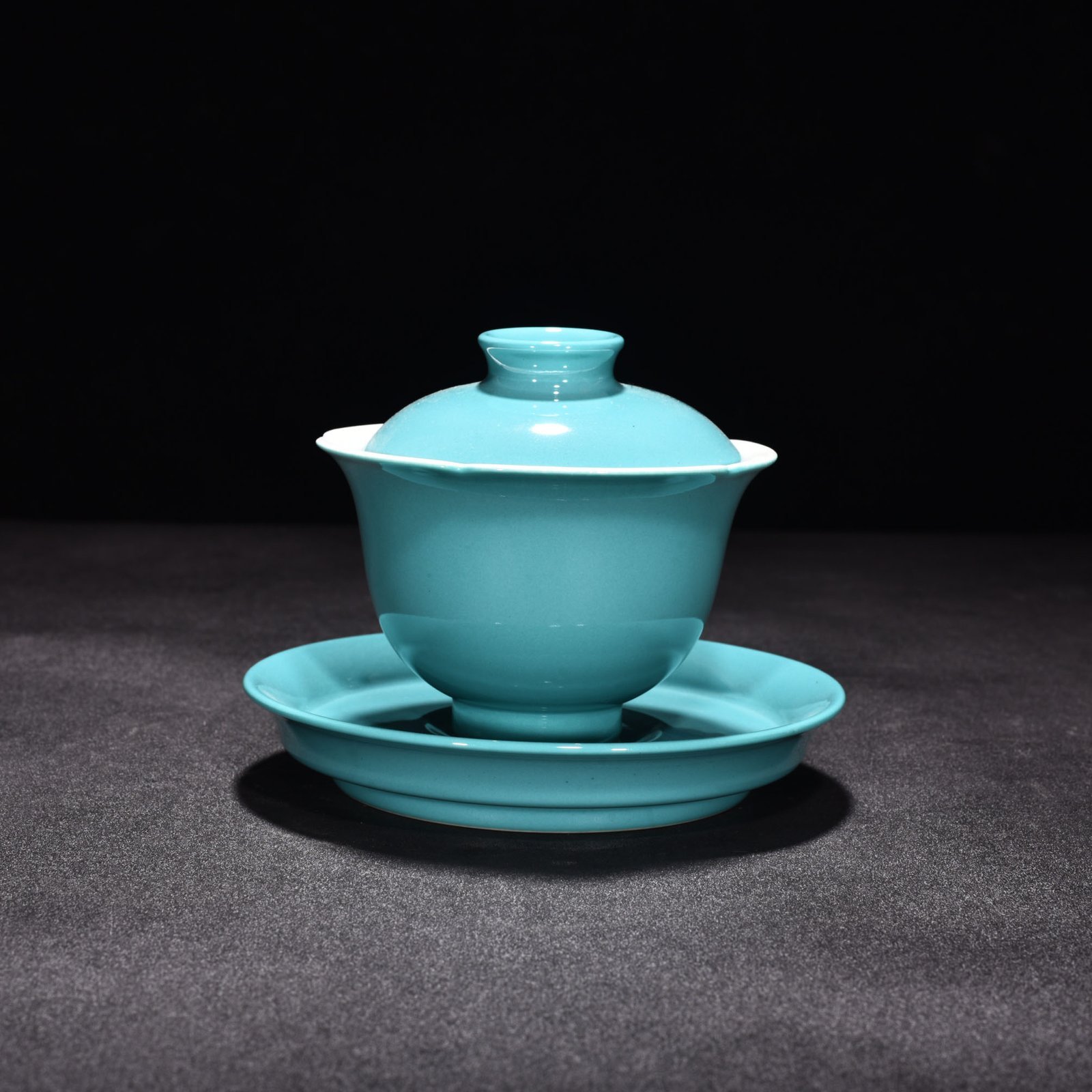 Qing Dynasty Yongzheng turquoise green glaze three-cai bowl