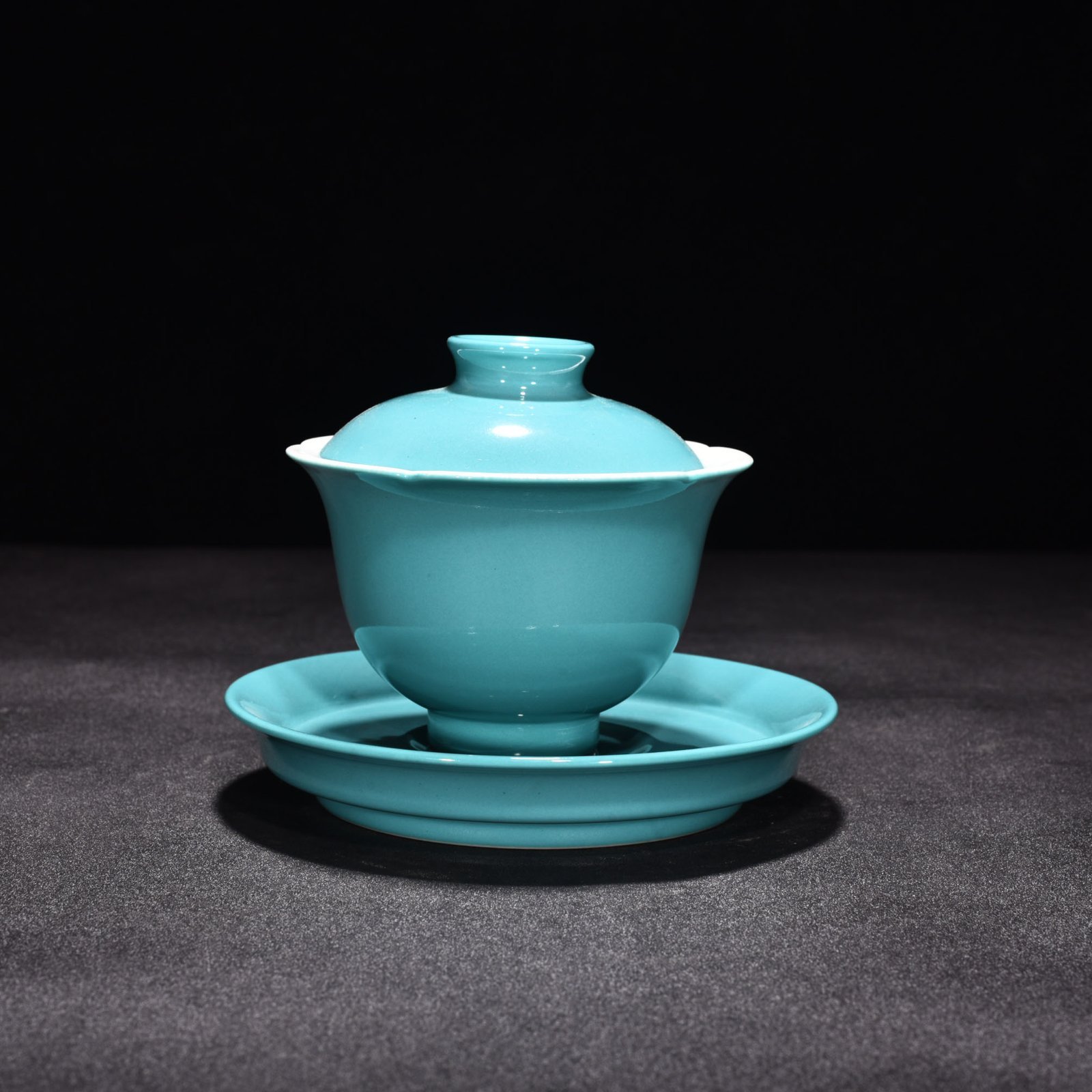 Qing Dynasty Yongzheng turquoise green glaze three-cai bowl