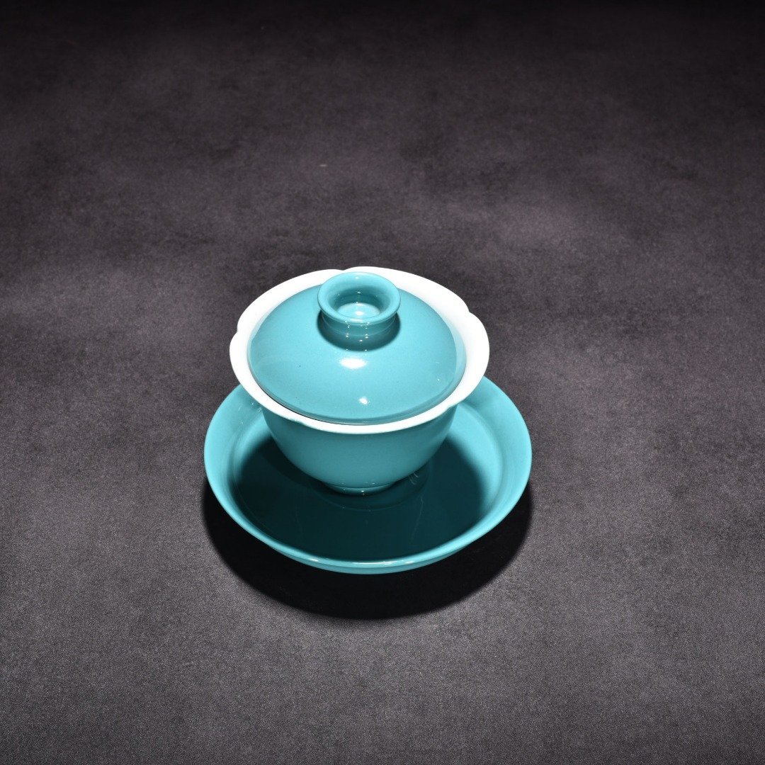 Qing Dynasty Yongzheng turquoise green glaze three-cai bowl