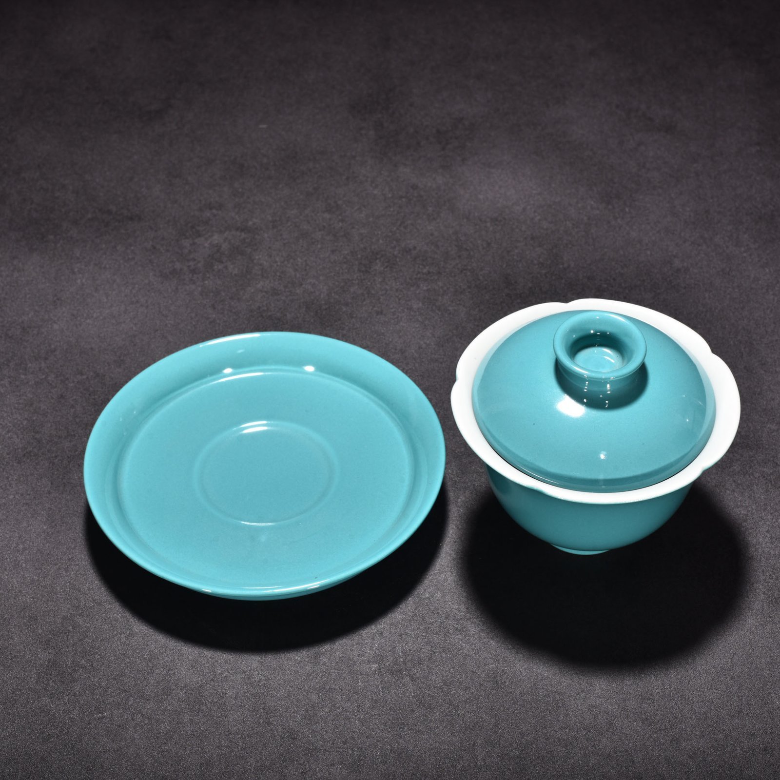 Qing Dynasty Yongzheng turquoise green glaze three-cai bowl