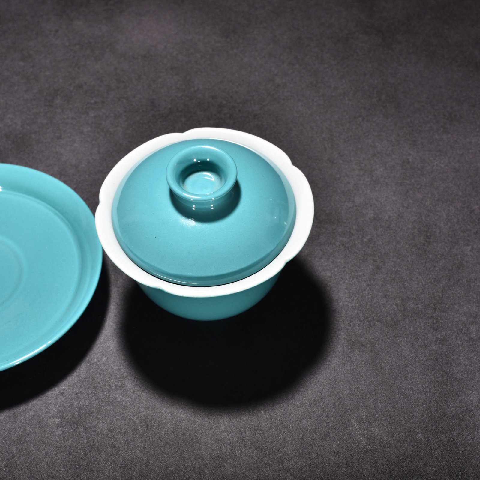 Qing Dynasty Yongzheng turquoise green glaze three-cai bowl