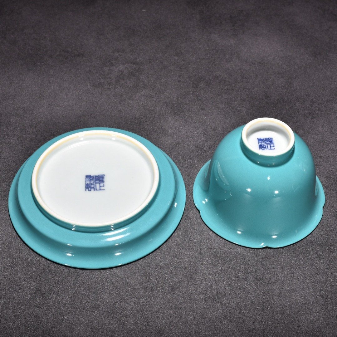 Qing Dynasty Yongzheng turquoise green glaze three-cai bowl