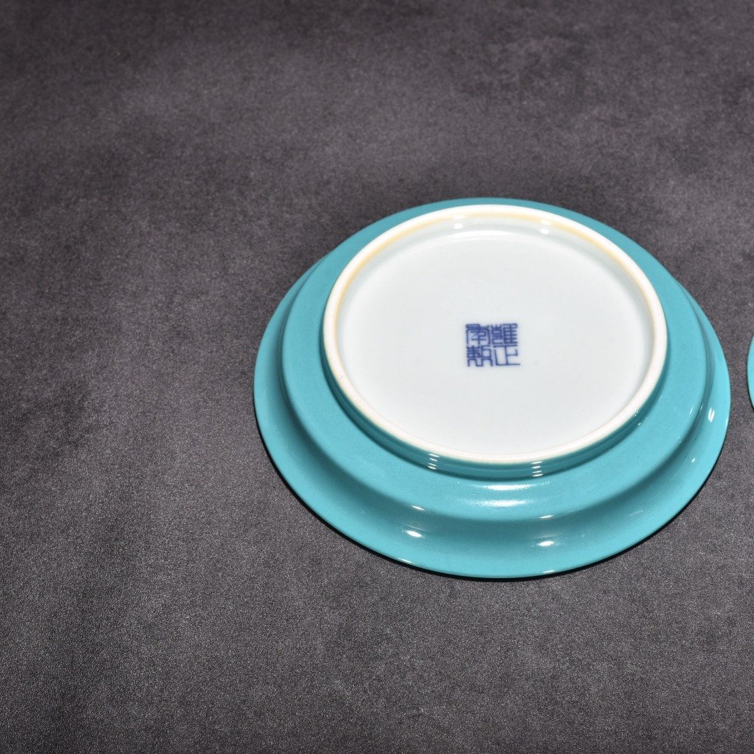 Qing Dynasty Yongzheng turquoise green glaze three-cai bowl