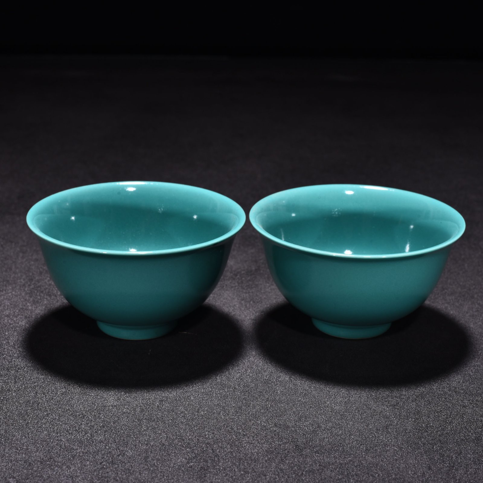 Qing Dynasty Yongzheng turquoise green glaze cup