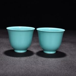Qing Dynasty Yongzheng turquoise green glaze bell cup