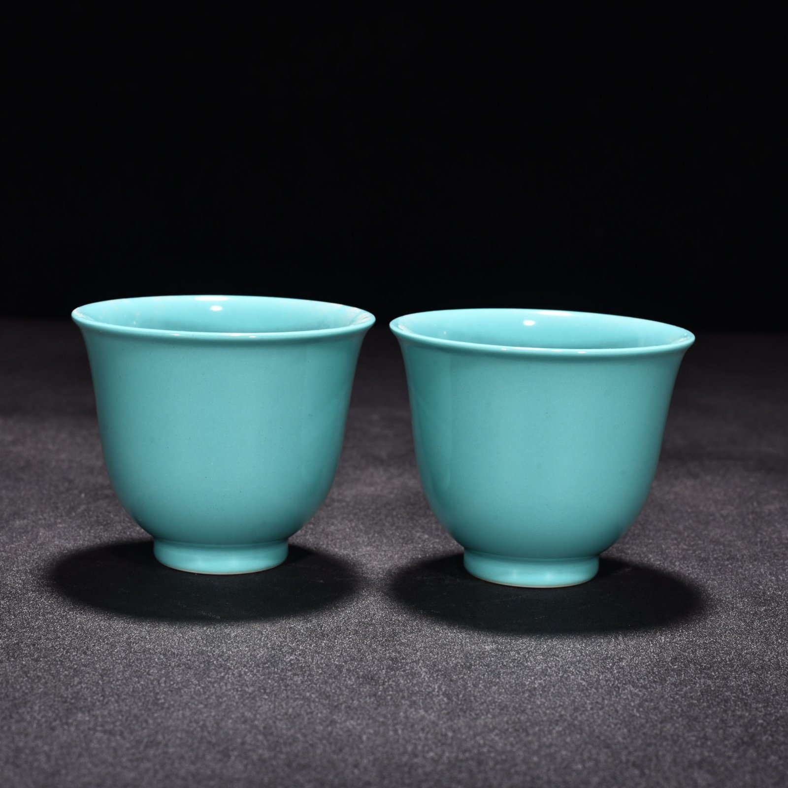Qing Dynasty Yongzheng turquoise green glaze bell cup