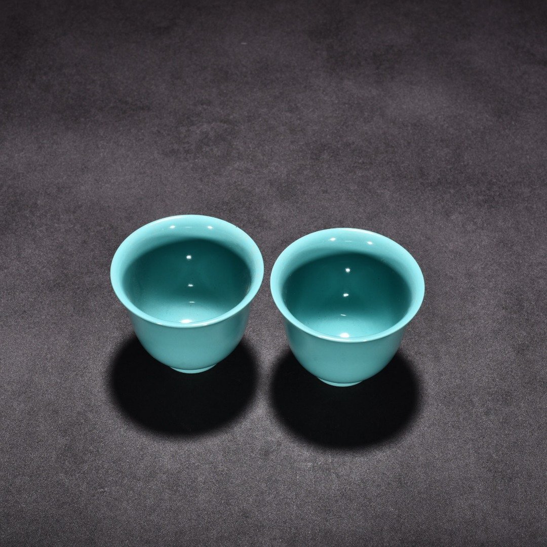 Qing Dynasty Yongzheng turquoise green glaze bell cup
