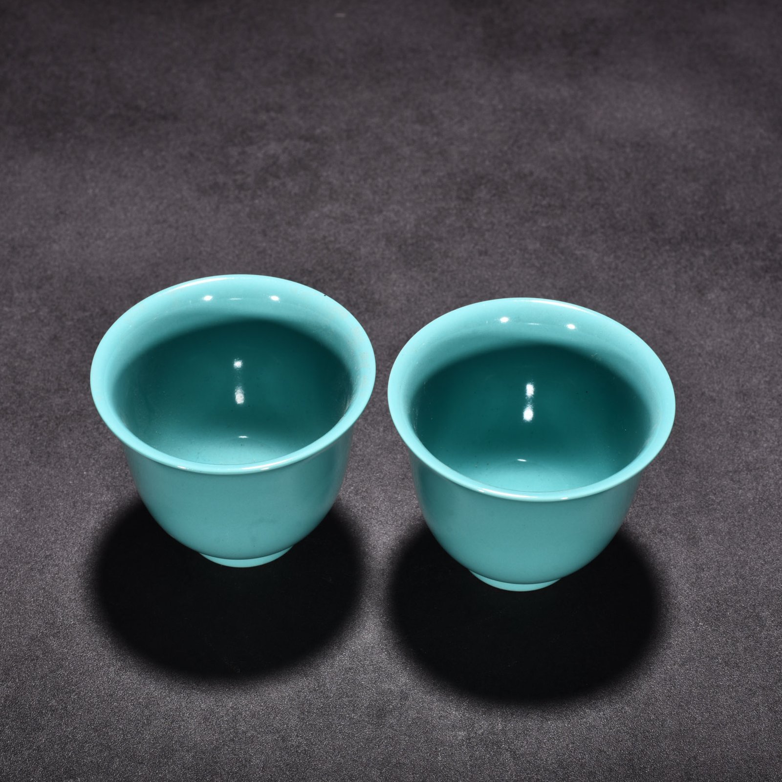 Qing Dynasty Yongzheng turquoise green glaze bell cup