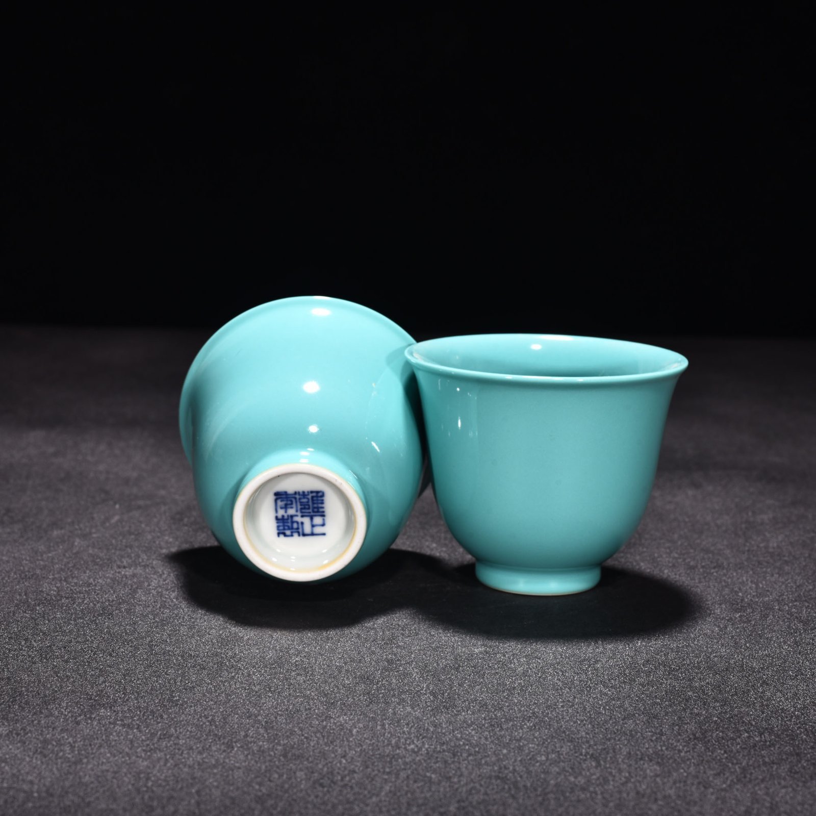 Qing Dynasty Yongzheng turquoise green glaze bell cup