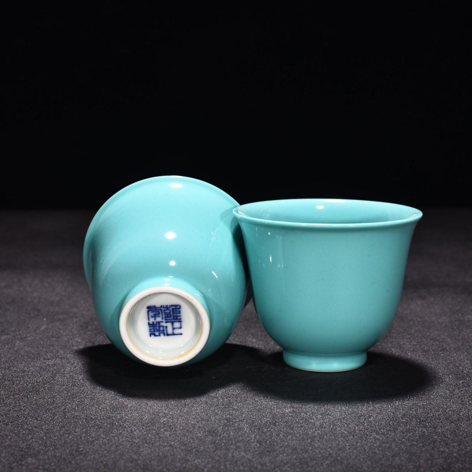 Qing Dynasty Yongzheng turquoise green glaze bell cup
