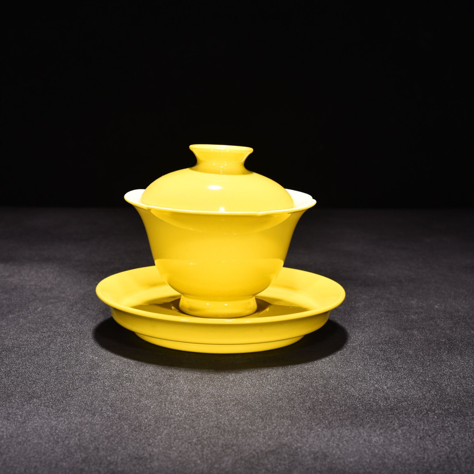 Qing Dynasty Yongzheng lemon yellow glaze three-cai bowl