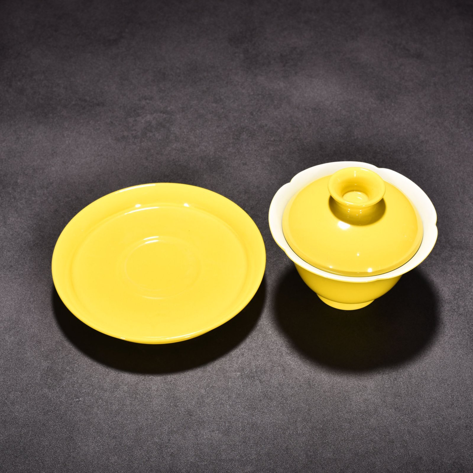 Qing Dynasty Yongzheng lemon yellow glaze three-cai bowl