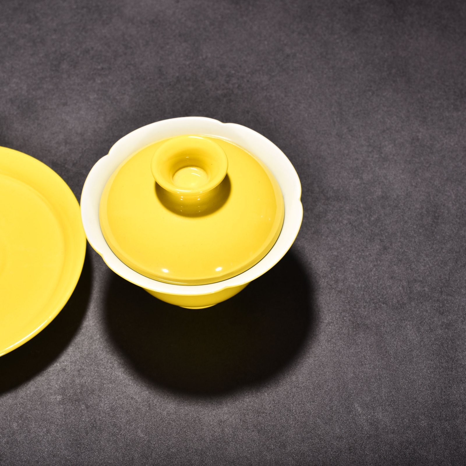 Qing Dynasty Yongzheng lemon yellow glaze three-cai bowl