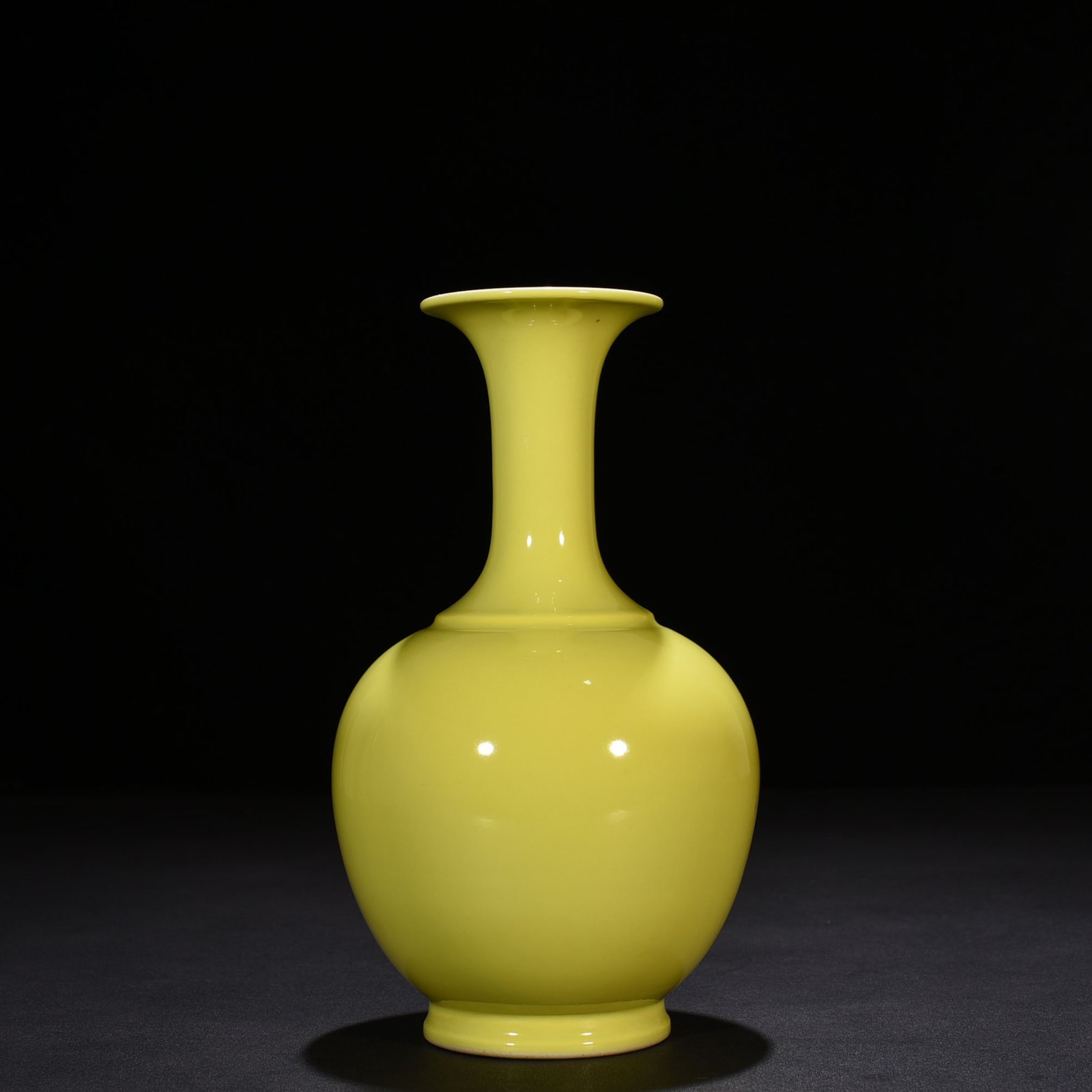 Qing Dynasty Yongzheng lemon yellow glaze vase