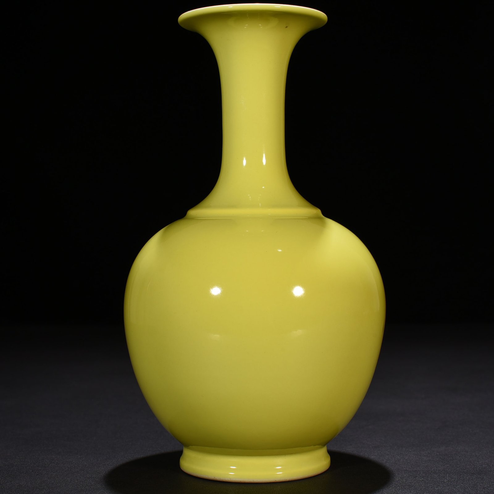 Qing Dynasty Yongzheng lemon yellow glaze vase