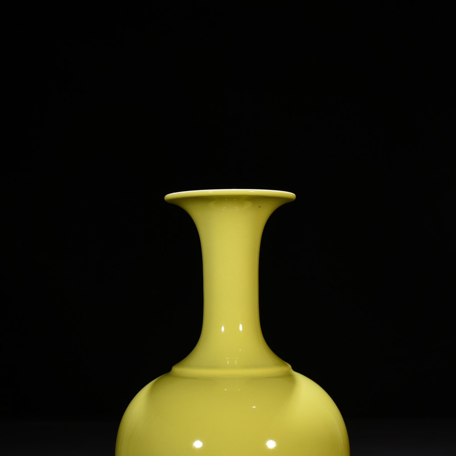 Qing Dynasty Yongzheng lemon yellow glaze vase