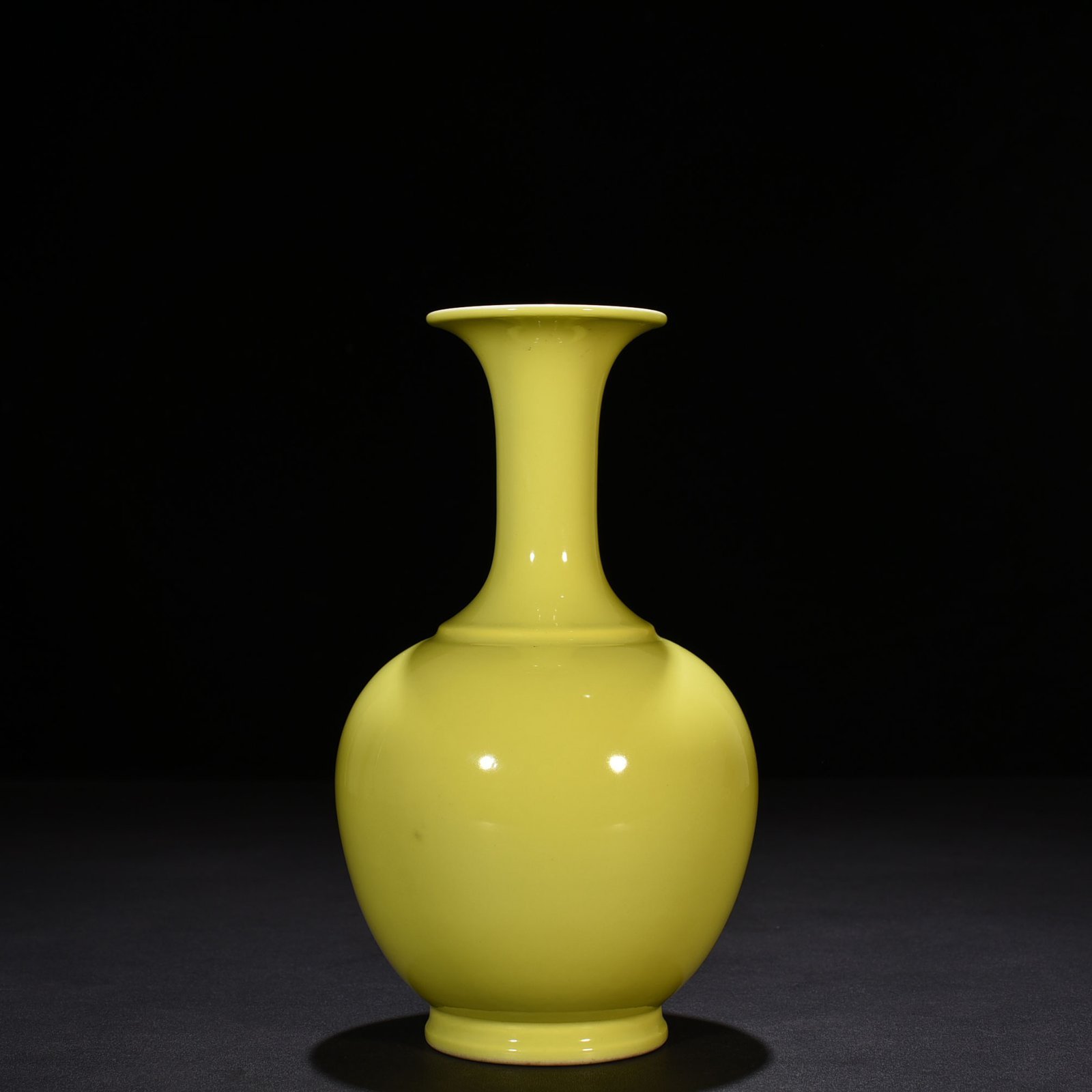 Qing Dynasty Yongzheng lemon yellow glaze vase
