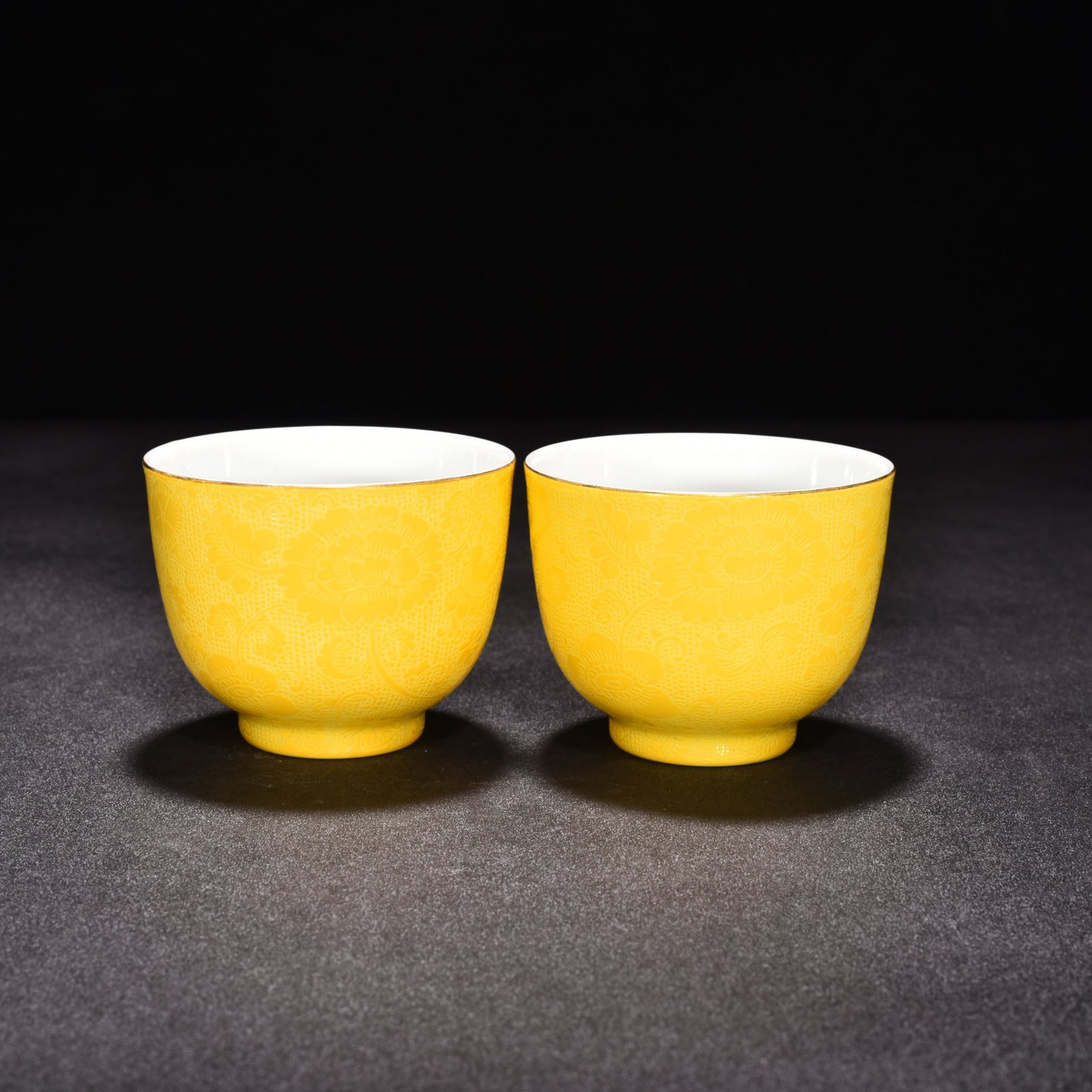 Qing Dynasty Yongzheng lemon yellow glaze rolled flower cup
