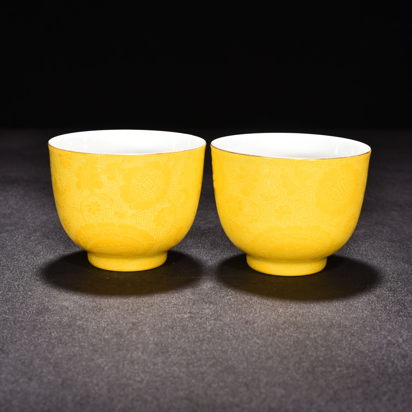 Qing Dynasty Yongzheng lemon yellow glaze rolled flower cup
