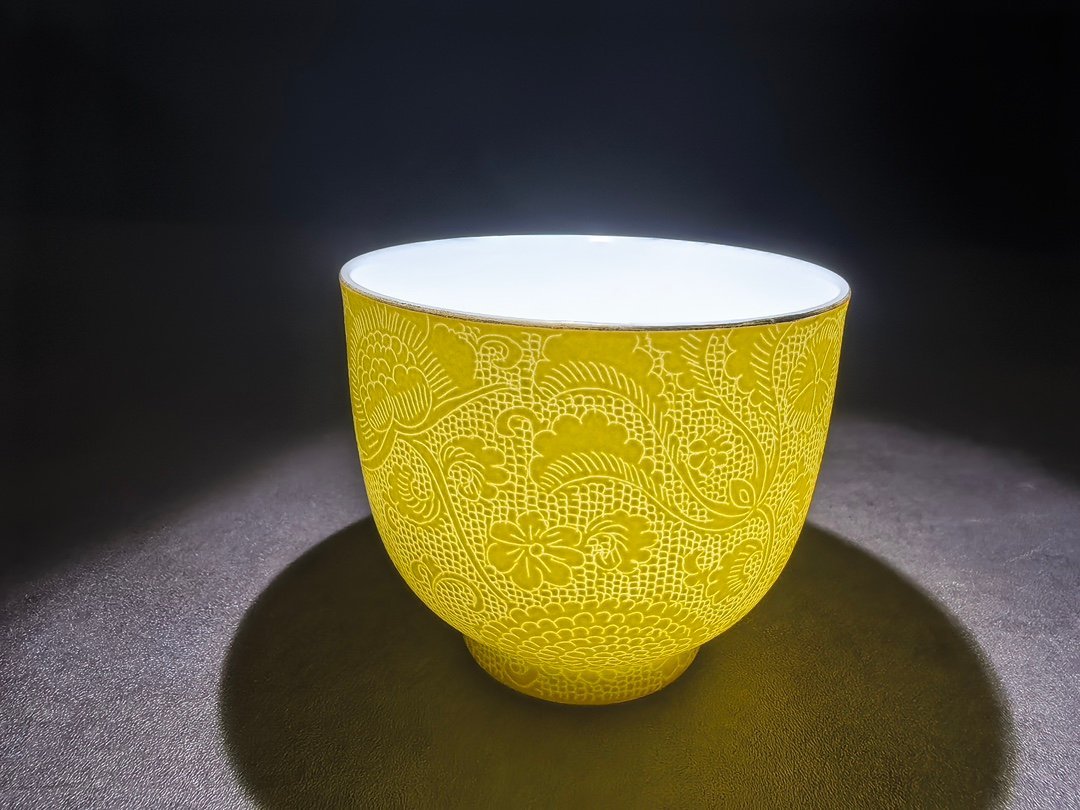 Qing Dynasty Yongzheng lemon yellow glaze rolled flower cup