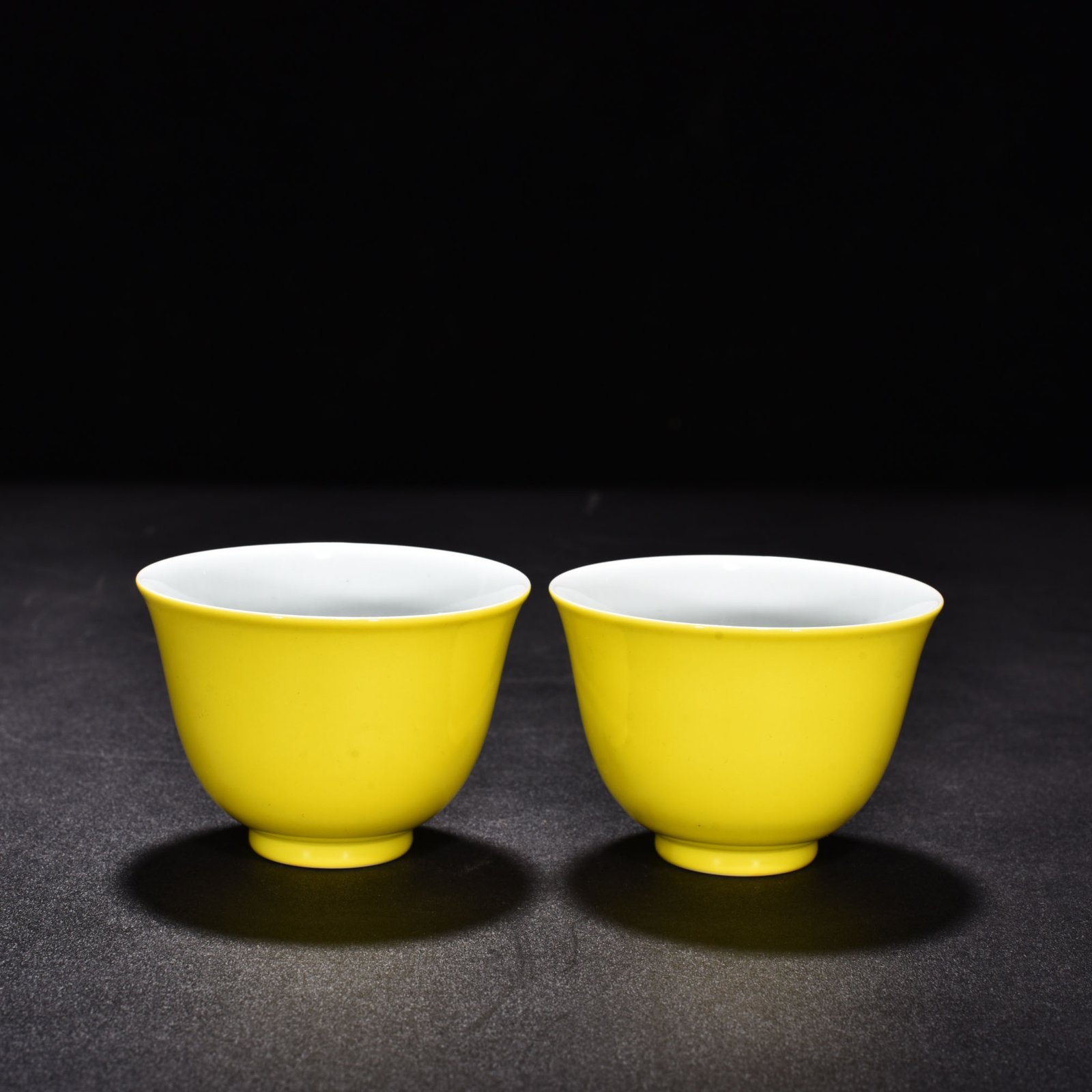 Qing Dynasty Yongzheng lemon yellow bell cup