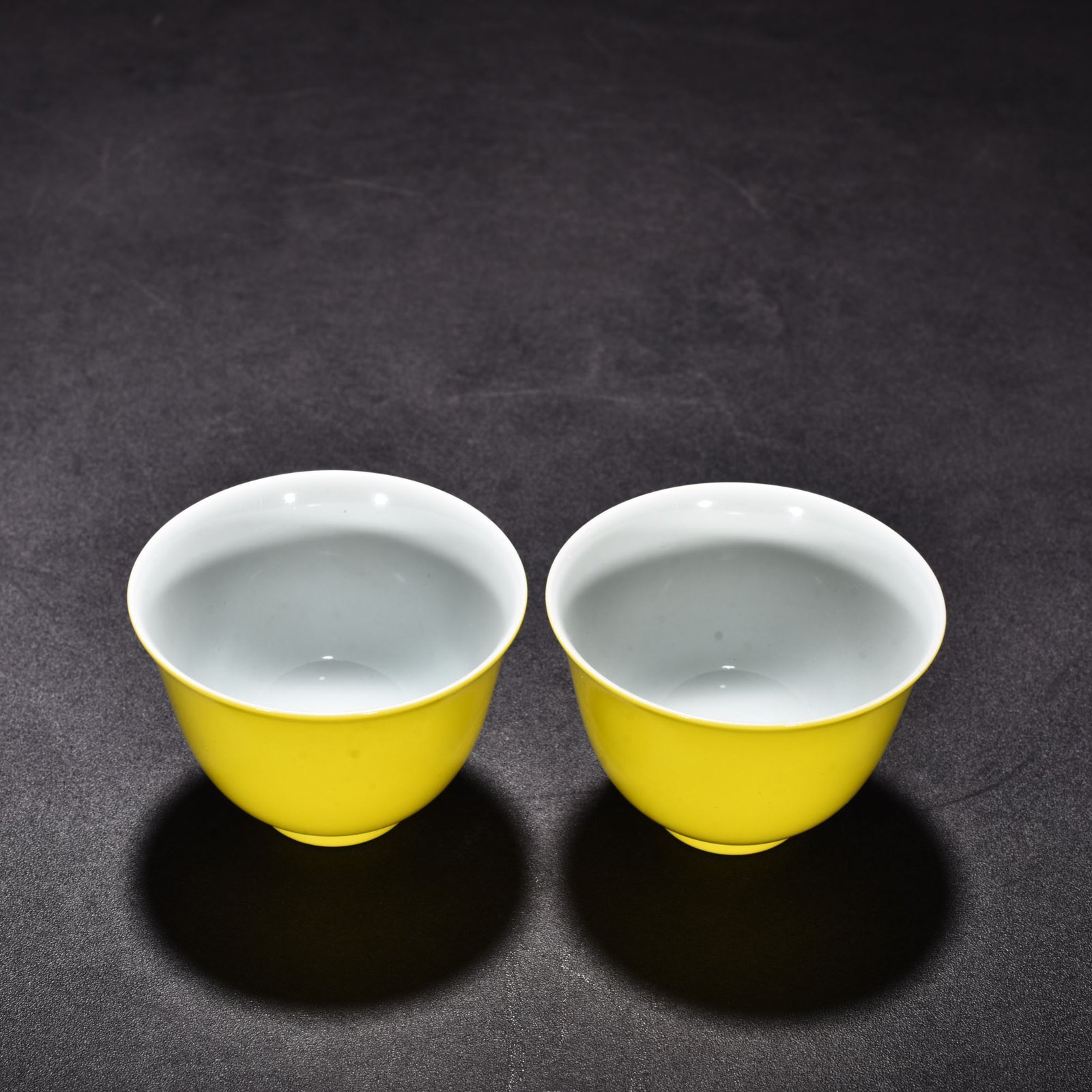 Qing Dynasty Yongzheng lemon yellow bell cup