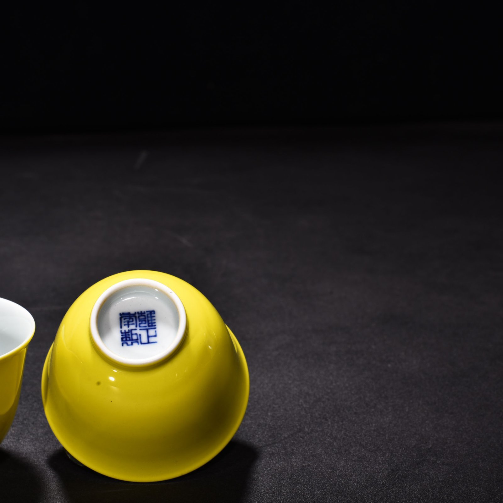 Qing Dynasty Yongzheng lemon yellow bell cup