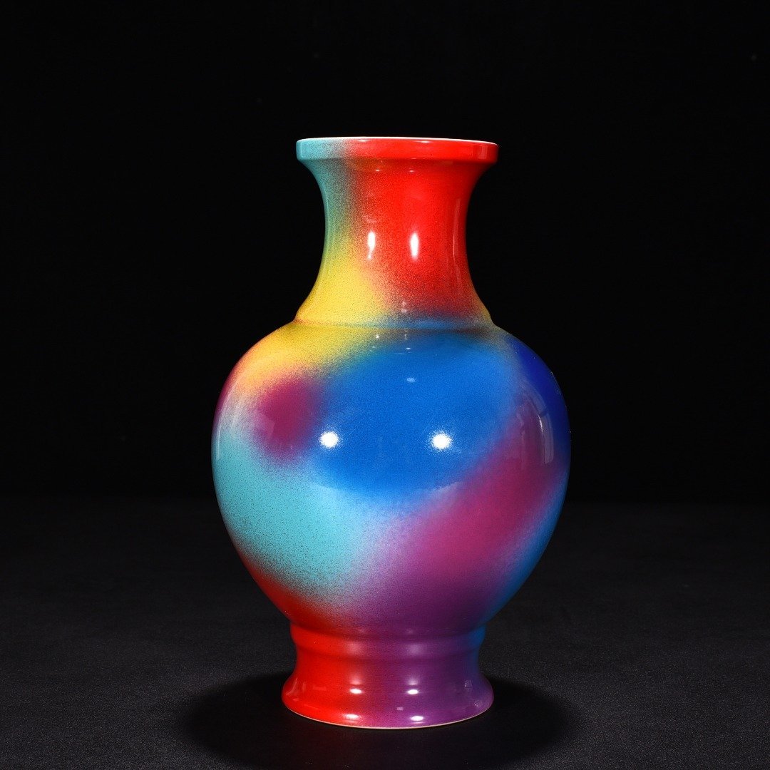 Qing Dynasty Yongzheng Peach Blossom Cave dish bottle