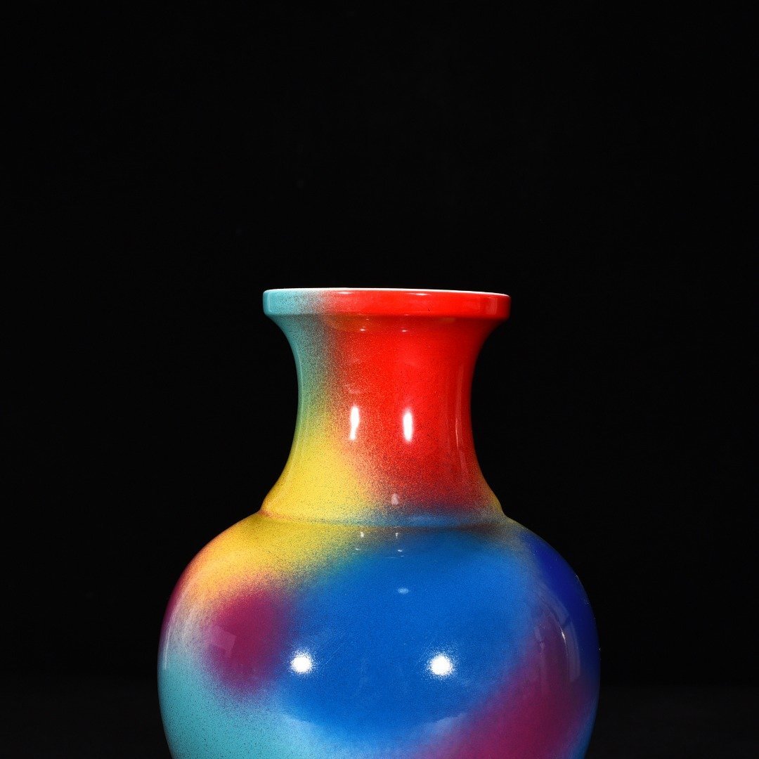 Qing Dynasty Yongzheng Peach Blossom Cave dish bottle