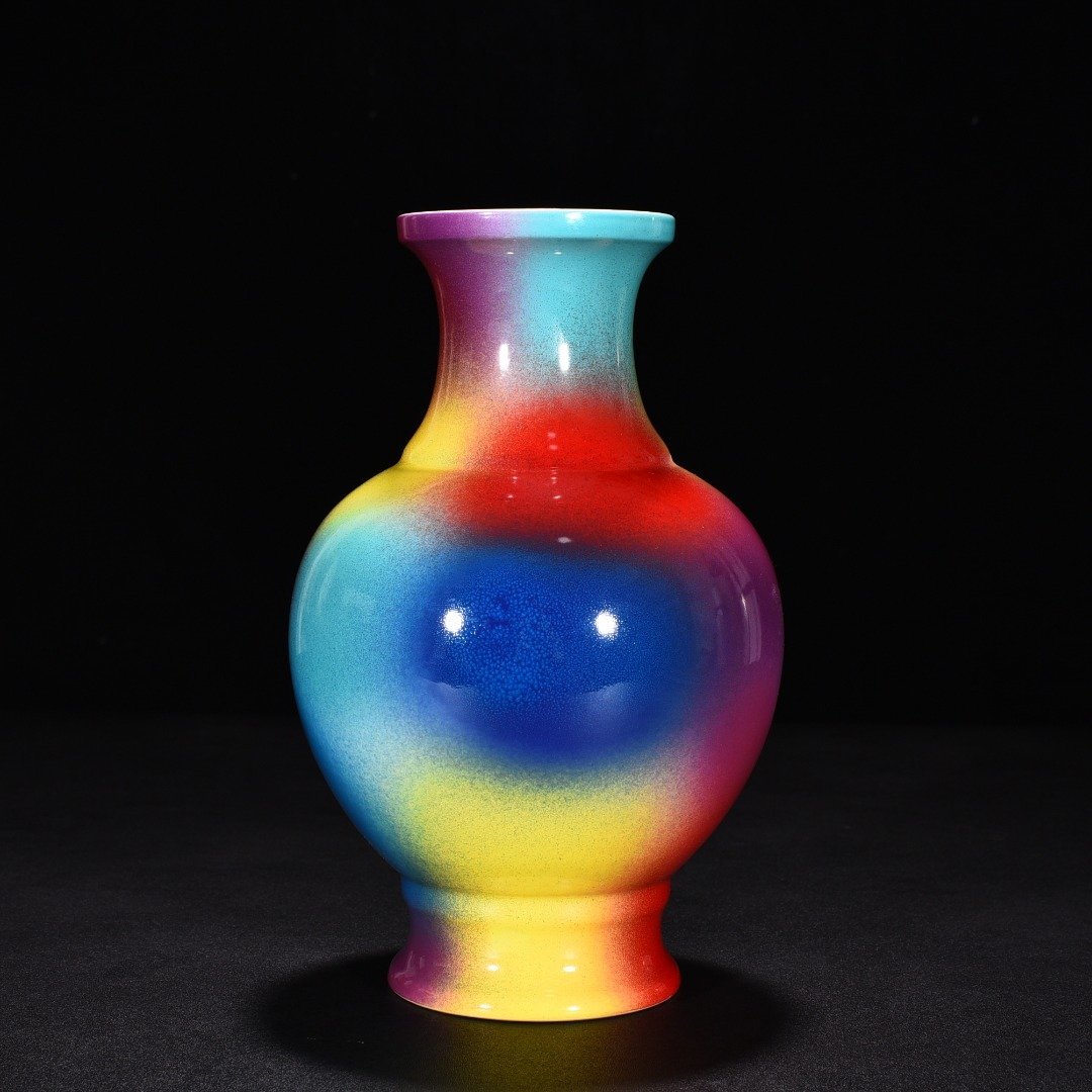 Qing Dynasty Yongzheng Peach Blossom Cave dish bottle