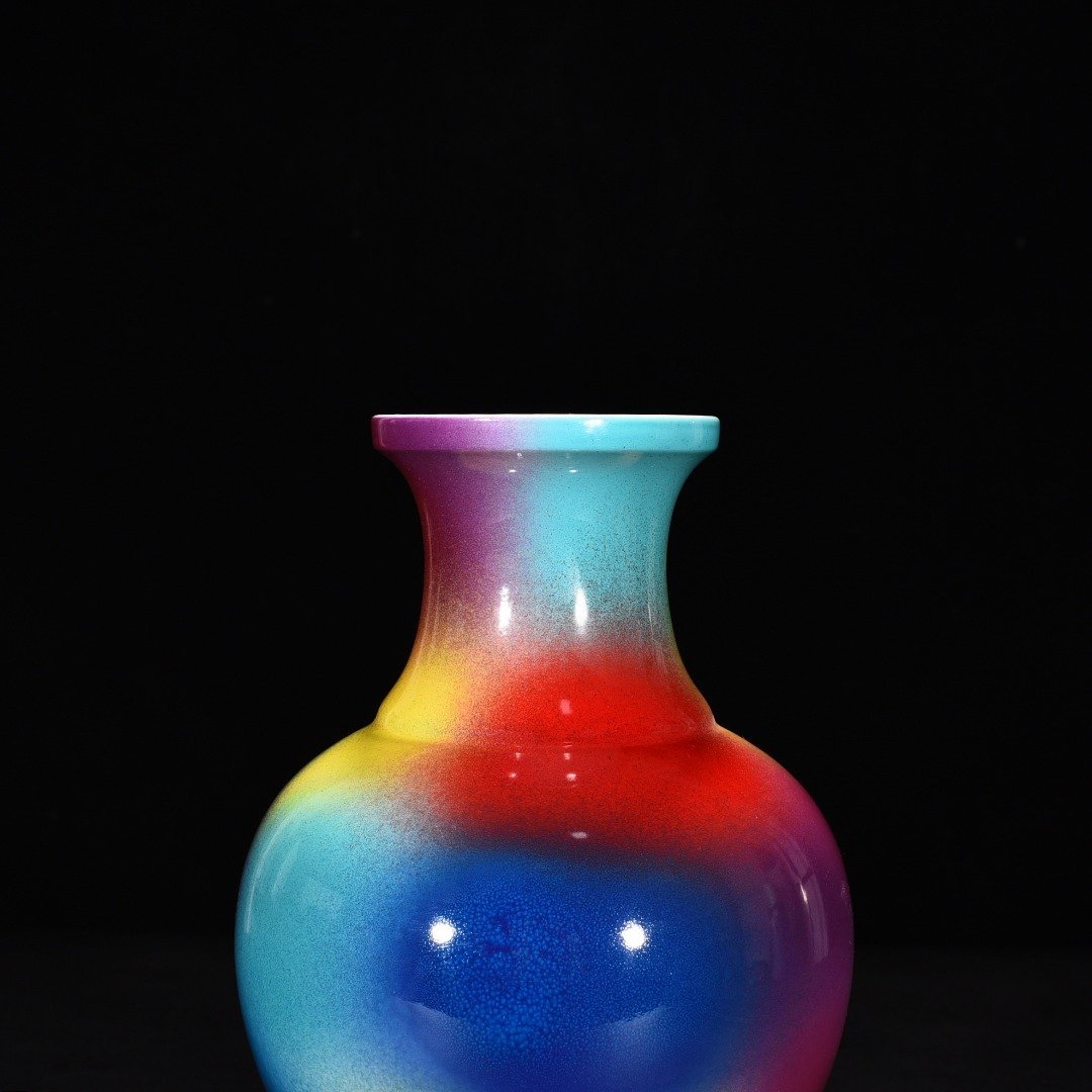 Qing Dynasty Yongzheng Peach Blossom Cave dish bottle