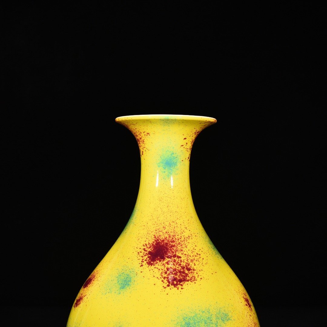 Qing Dynasty Yongzheng Peach Blossom Cave Glazed Jade Pot Spring Vase