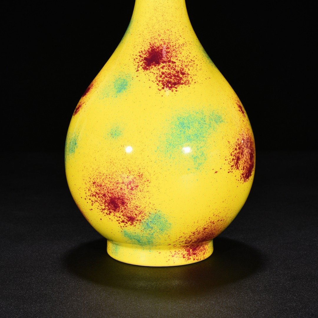 Qing Dynasty Yongzheng Peach Blossom Cave Glazed Jade Pot Spring Vase