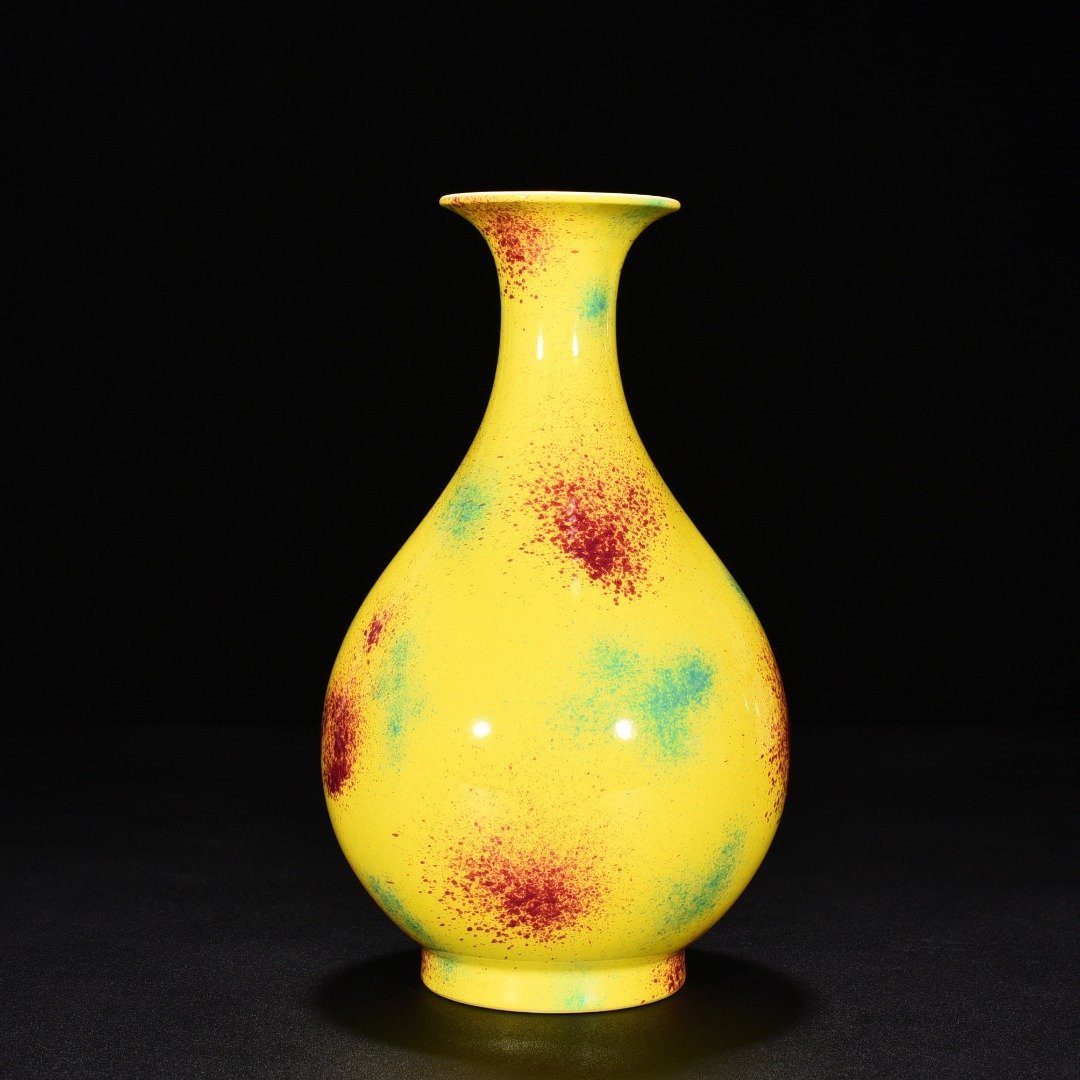 Qing Dynasty Yongzheng Peach Blossom Cave Glazed Jade Pot Spring Vase