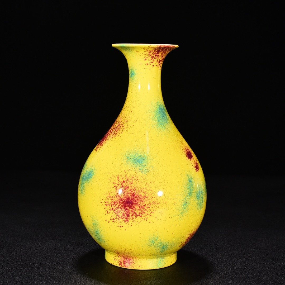 Qing Dynasty Yongzheng Peach Blossom Cave Glazed Jade Pot Spring Vase