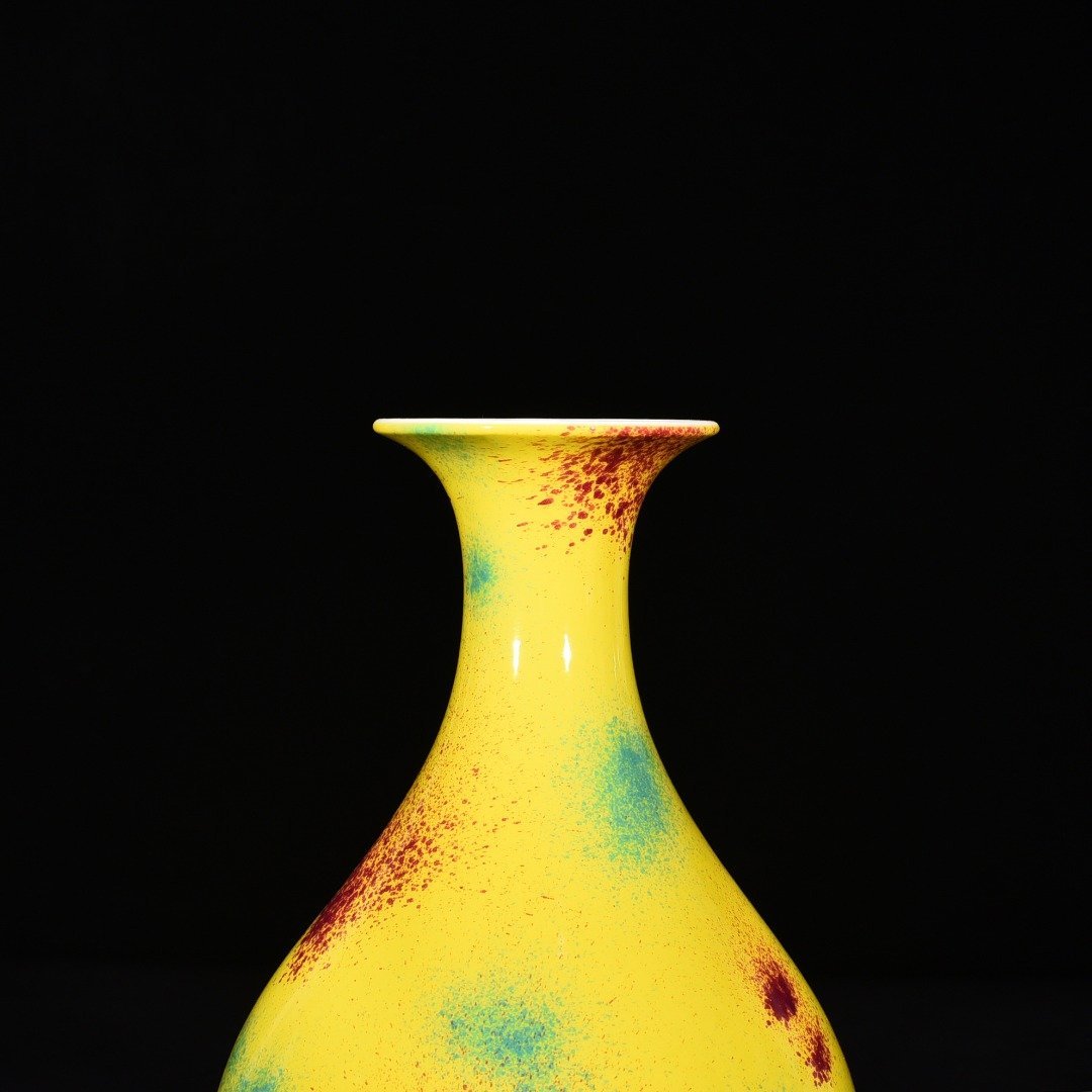 Qing Dynasty Yongzheng Peach Blossom Cave Glazed Jade Pot Spring Vase