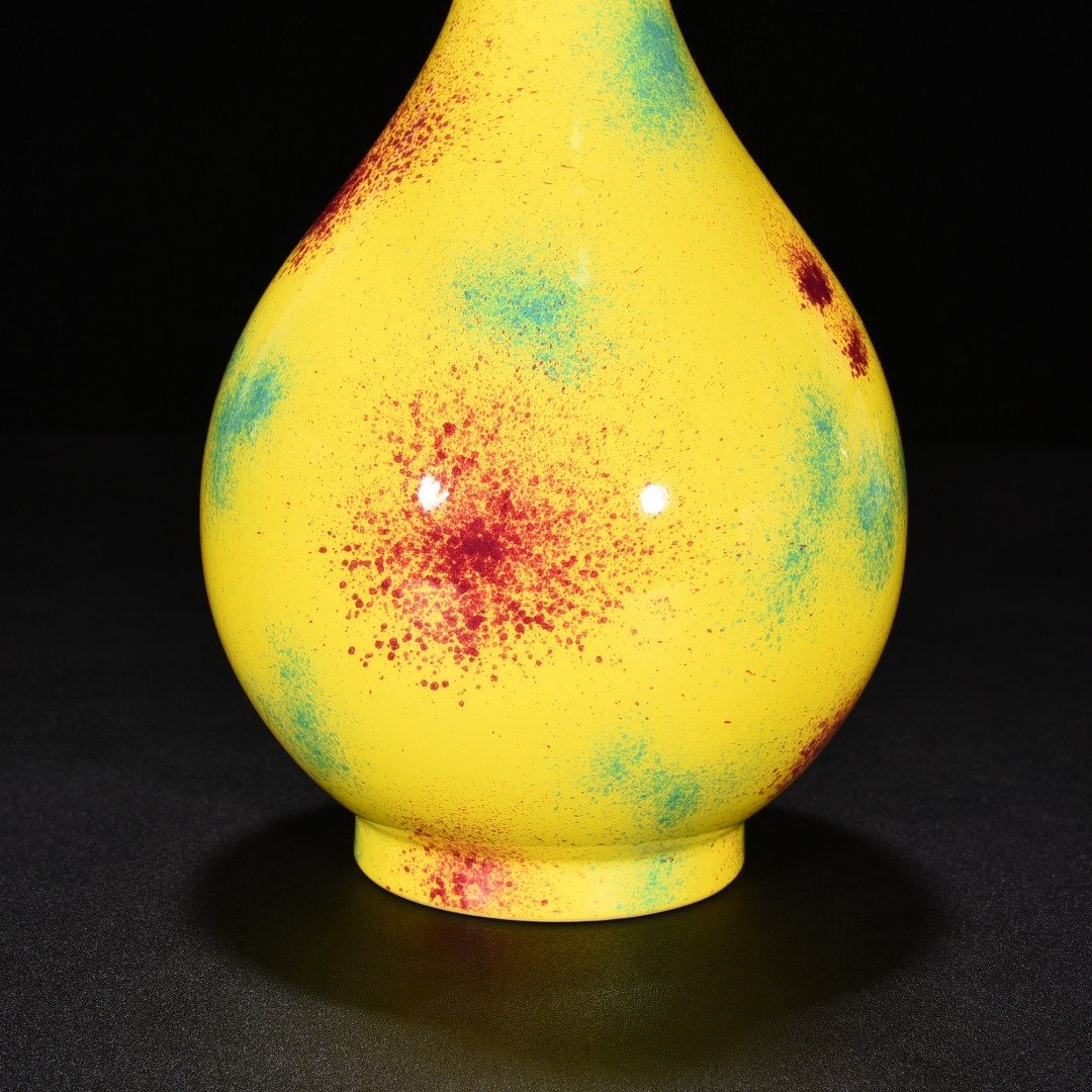 Qing Dynasty Yongzheng Peach Blossom Cave Glazed Jade Pot Spring Vase