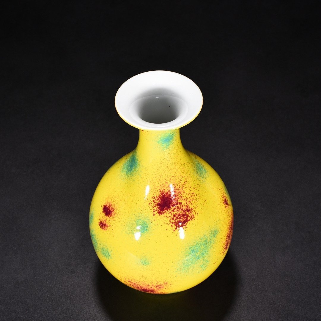 Qing Dynasty Yongzheng Peach Blossom Cave Glazed Jade Pot Spring Vase