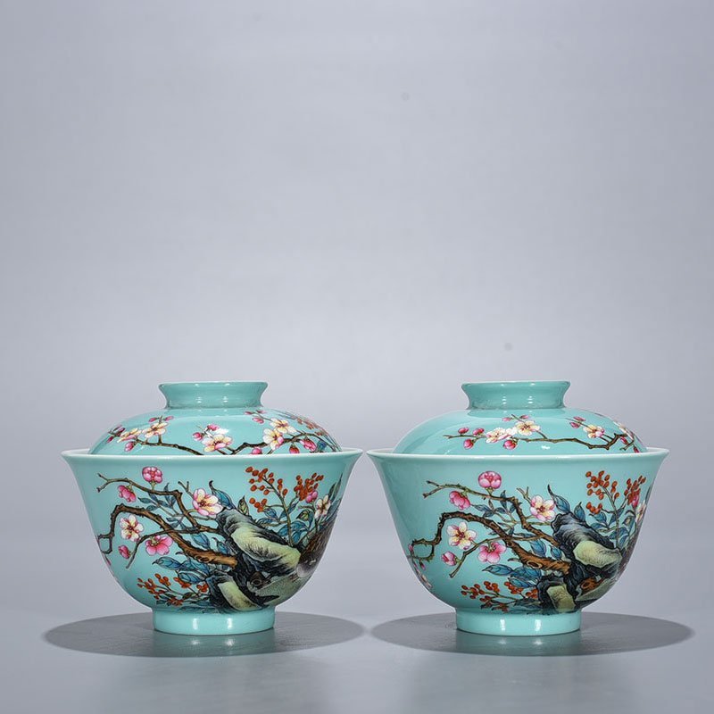 Qing Dynasty Yongzheng coral green land famille rose flower covered bowl