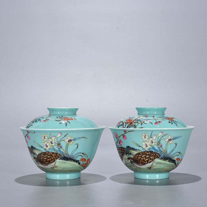 Qing Dynasty Yongzheng coral green land famille rose flower covered bowl